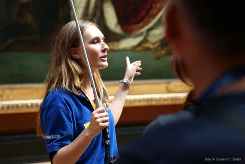 Guida che accompagna un piccolo gruppo tra i capolavori del Louvre inclusa la Monna Lisa