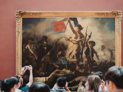 Visitatori che fotografano La Libertà che guida il popolo di Delacroix, capolavoro con biglietti Museo del Louvre