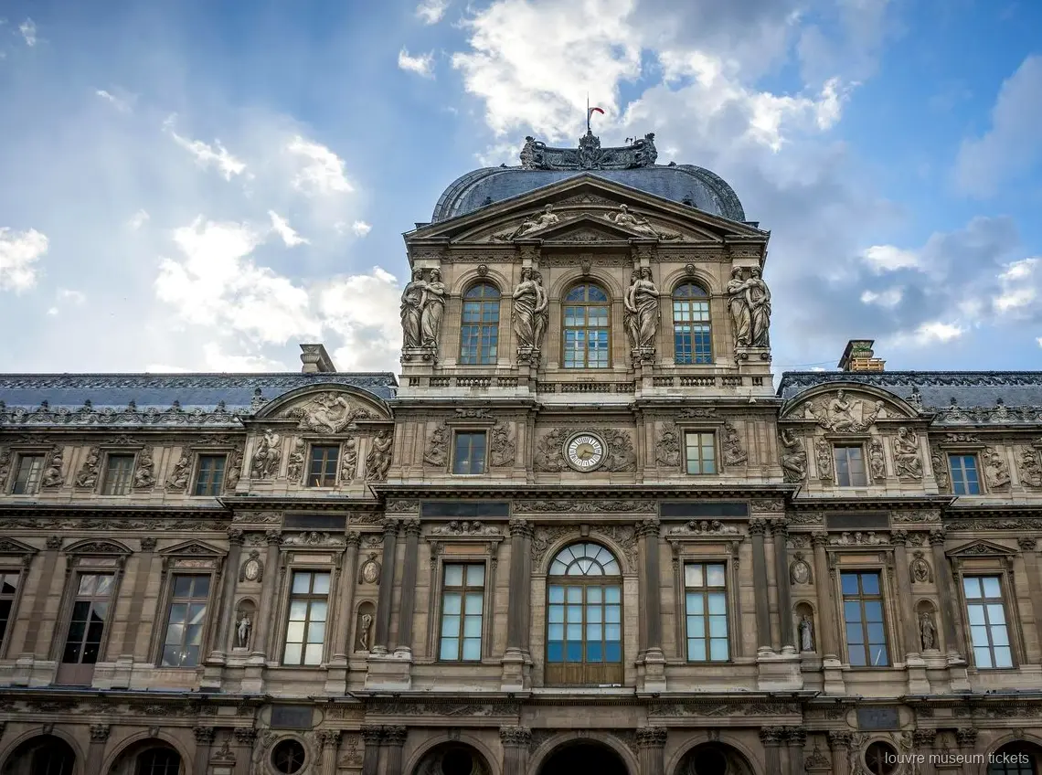 Façana del pavelló del rellotge del Louvre amb cúpula i estàtues, punt de partida amb entrades del Museu del Louvre