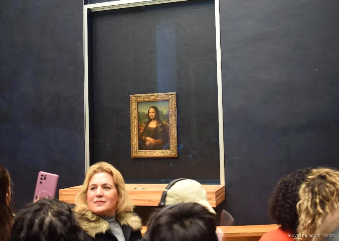 Visitatori davanti alla Monna Lisa dietro il vetro sulla parete scura, momento clou con biglietti Museo del Louvre