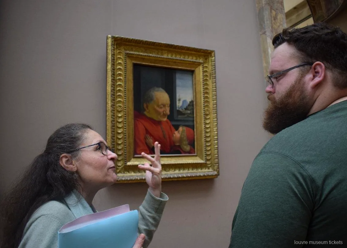 Guida che spiega un ritratto rinascimentale di un anziano con un bambino, visita con biglietti Museo del Louvre