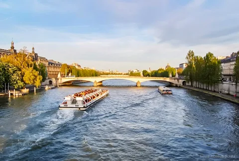 Battello per la crociera sulla Senna davanti ai monumenti di Parigi incluso nella combinazione con il Louvre