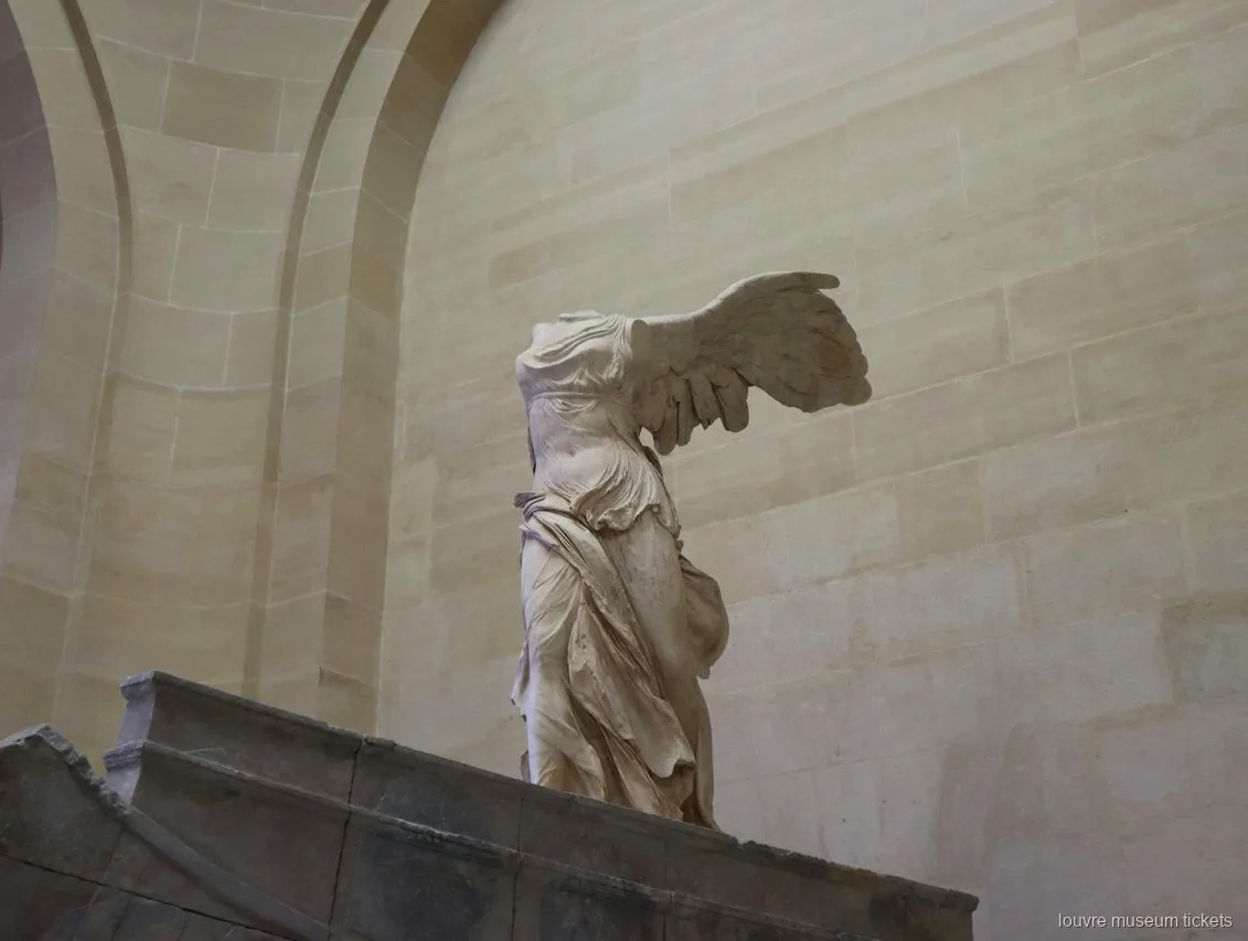 Die Nike von Samothrake auf ihrem steinernen Schiffsbug Sockel, ein Höhepunkt der Tour mit Louvre Tickets