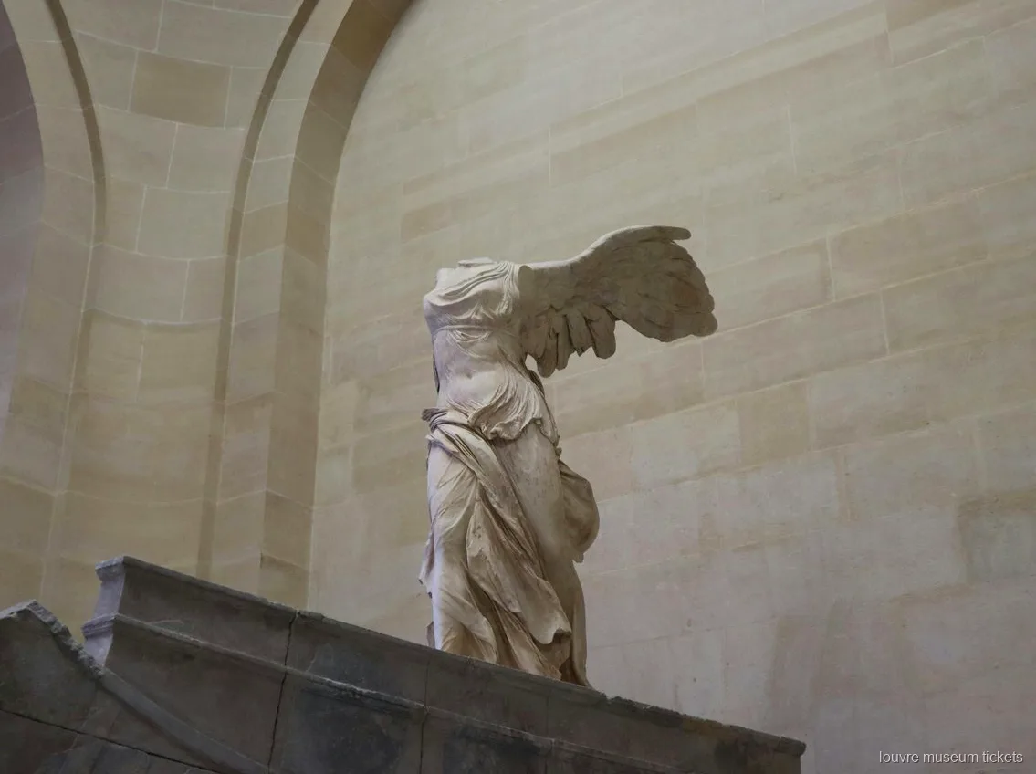 De Nikè van Samothrake op haar stenen sokkel in de vorm van een scheepsboeg, een hoogtepunt met Louvre museum tickets