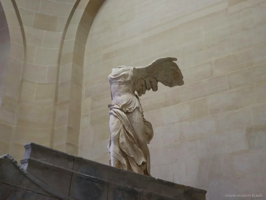 Den bevingede Nike fra Samothrake på sin stenbase formet som en skibsstævn, et stop med Louvre billetter