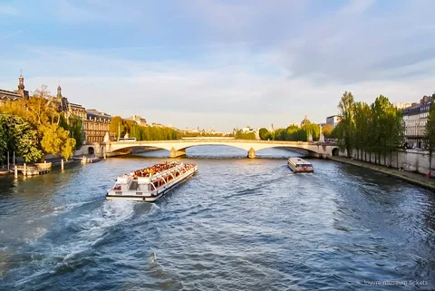 Vaixell de creuer pel Sena passant per llocs emblemàtics de París, inclòs en el combinat del Museu del Louvre