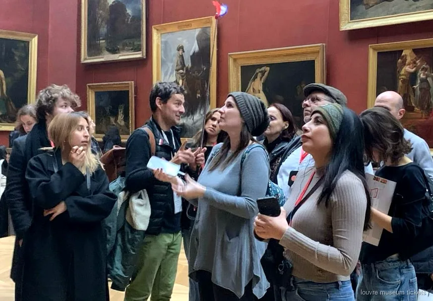 Kleine groep van zes gasten tijdens een begeleide Louvre rondleiding bij de Venus van Milo