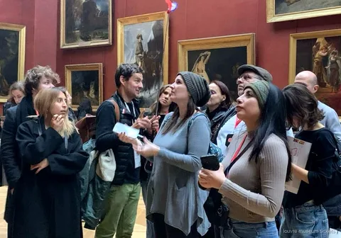 Kleine Gruppe von sechs Gästen bei einer Louvre Führung nahe der Venus von Milo