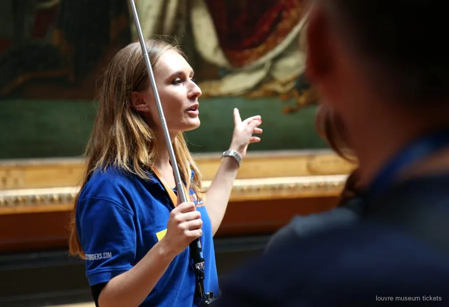 Guide führt eine kleine Gruppe vorbei an Louvre Meisterwerken einschließlich der Mona Lisa