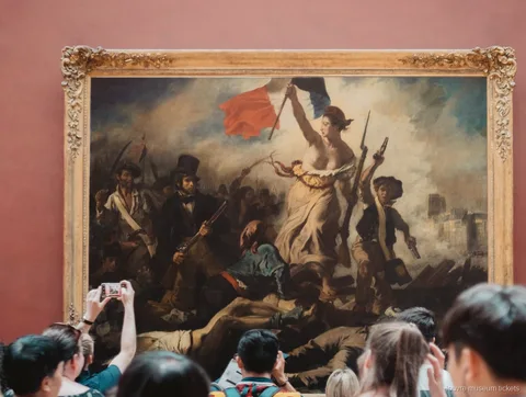 Besucher fotografieren Delacroix Gemälde Die Freiheit führt das Volk, ein Meisterwerk der Führung mit Louvre Tickets