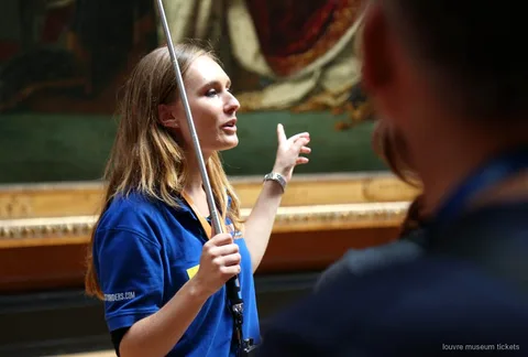 Gids leidt een kleine groep langs Louvre meesterwerken waaronder de Mona Lisa