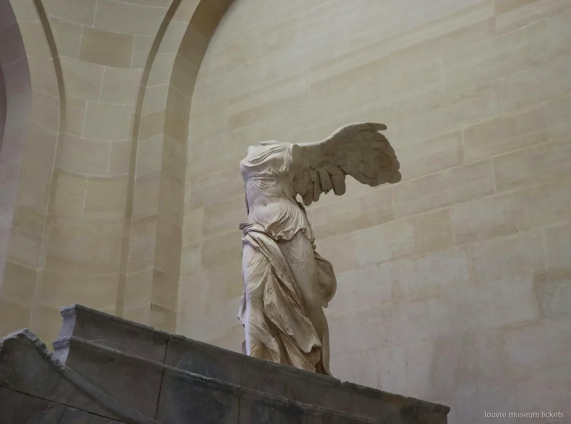 Gemi pruvası biçimli taş kaidesi üzerindeki Semadirek Nike heykeli, Louvre Müzesi biletleri ile aile turunun durağı