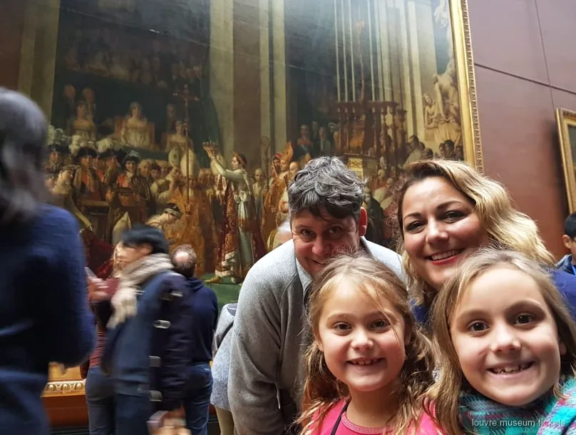 Özel aile turu rehberinin çocuklara ve ebeveynlere Louvre Müzesi başyapıtlarını gösterdiği an