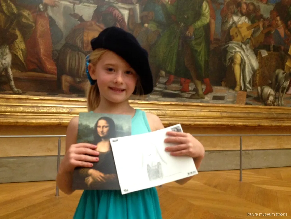 Pige med baret viser et Mona Lisa-postkort og sin tegning på en familietur med billetter til Louvre Museum