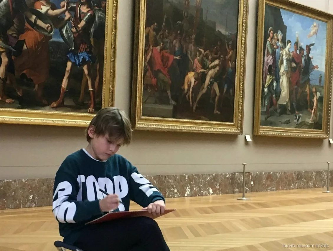 Dreng tegner foran guldindrammede malerier på en privat familietur med billetter til Louvre Museum