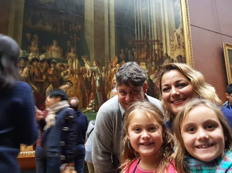 Private family tour guide showing Louvre Museum masterpieces to children and parents