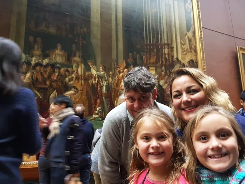 Privégids toont Louvre meesterwerken aan kinderen en ouders tijdens een privé familietour