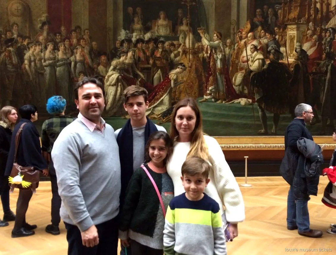 Gezin van vijf poseert voor de Kroning van Napoleon tijdens een privétour met Louvre Museum tickets