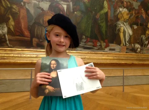 Meisje met baret toont een Mona Lisa ansichtkaart en haar schets tijdens een familietour met Louvre Museum tickets