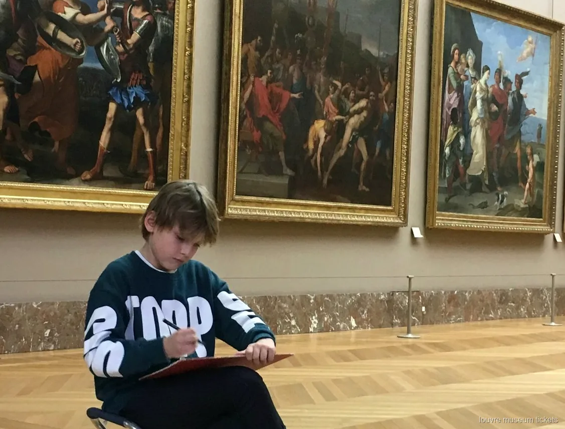 Jongen tekent voor schilderijen met gouden lijsten tijdens een privé familietour met Louvre Museum tickets