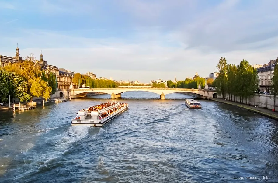 Flodkryssningsbåt som passerar Paris landmärken, ingår i kombinationsbiljetten för Louvren