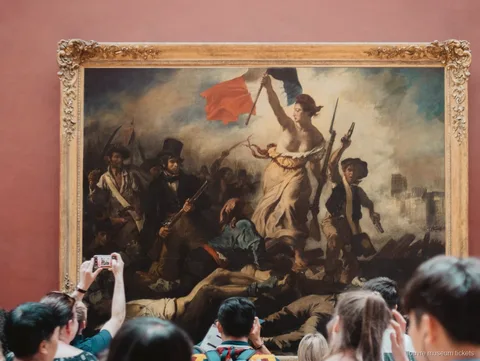 ドラクロワの民衆を導く自由の女神を撮影する来館者、ルーブル美術館チケットで鑑賞する傑作のひとつ