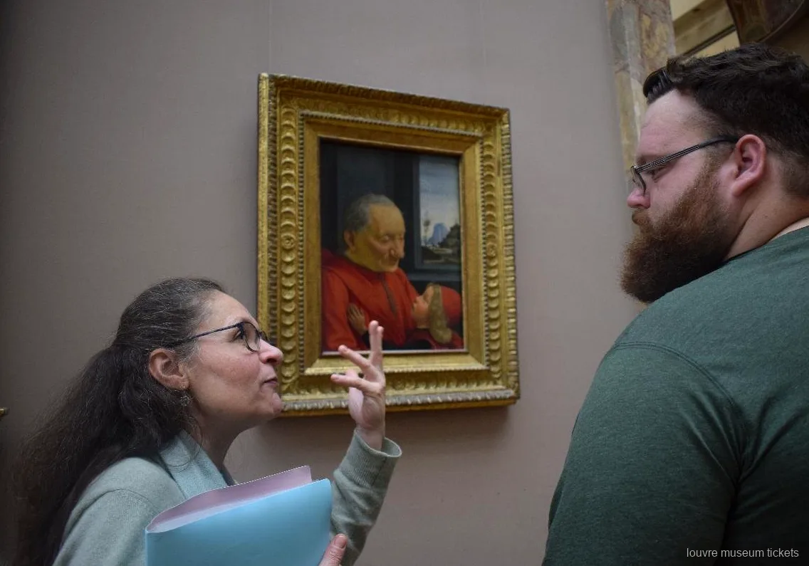 老人と子どもを描いたルネサンスの肖像画を参加者に解説するガイド、ルーブル美術館チケットで楽しむ少人数の対話