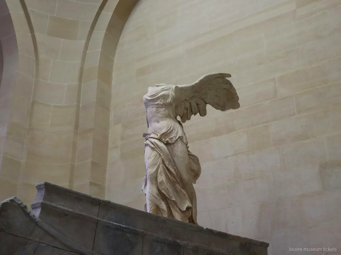 La Victoria alada de Samotracia sobre su base de piedra con forma de proa, una parada con entradas Museo del Louvre