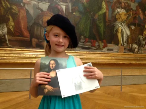 Menina de boina mostra um postal da Mona Lisa e o seu desenho num tour em família com bilhetes para o Museu do Louvre