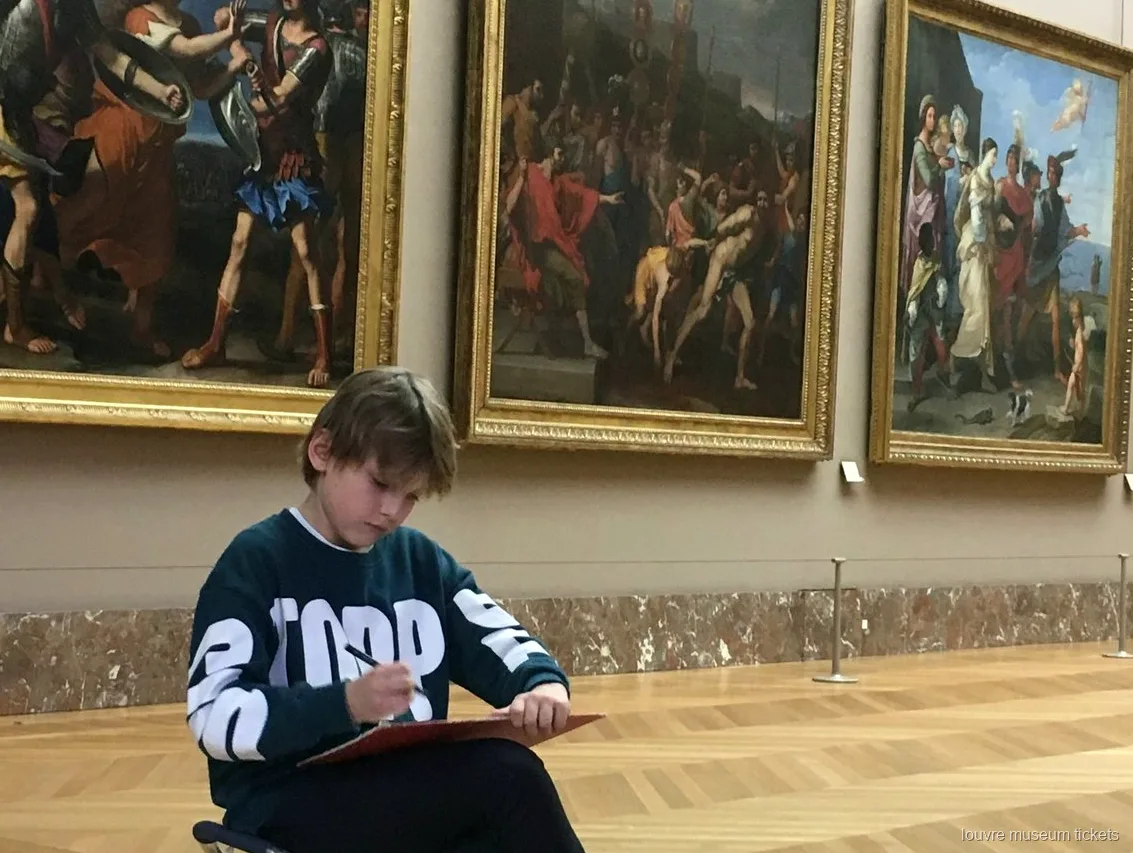 Menino a desenhar diante de quadros com molduras douradas num tour privado com bilhetes para o Museu do Louvre