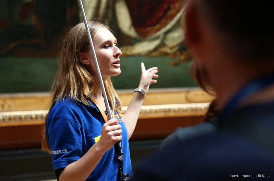 Guía mostrando las obras maestras del Museo del Louvre, incluida la Mona Lisa, a un grupo pequeño