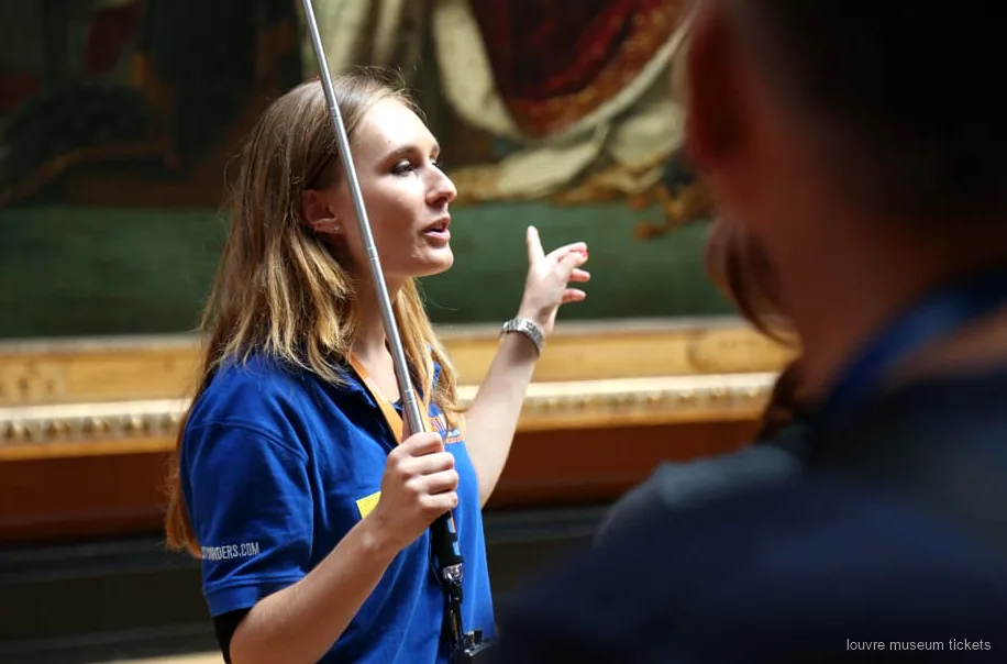 Guia portant un grup reduït davant les obres mestres del Louvre, incloent la Mona Lisa