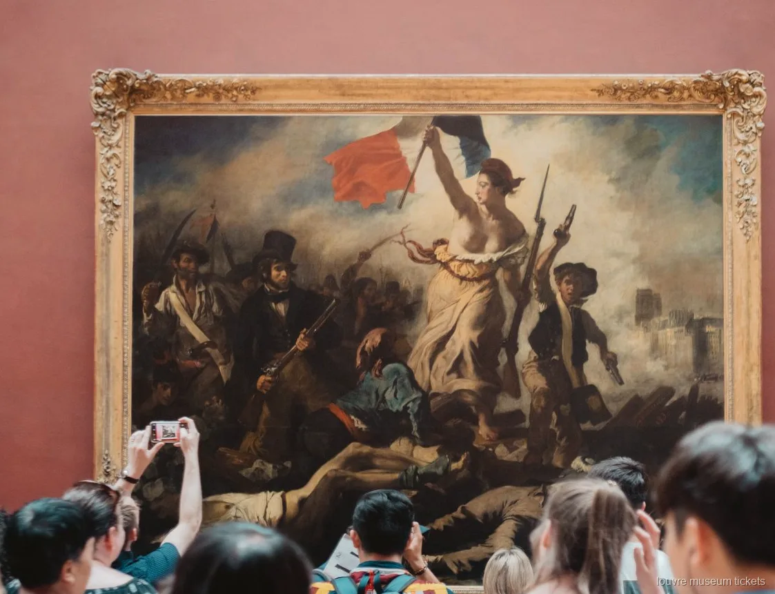 Visitants fotografiant La Llibertat guiant el poble de Delacroix, obra vista amb entrades del Museu del Louvre