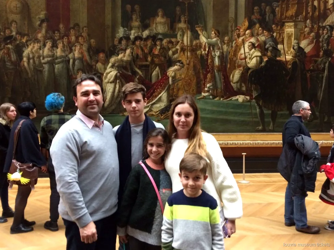 Família de cinc davant de La coronació de Napoleó en una visita privada amb entrades al Museu del Louvre