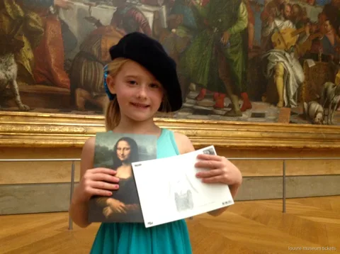 Bambina con basco mostra una cartolina della Gioconda e il suo disegno, tour famiglia con biglietti Museo del Louvre