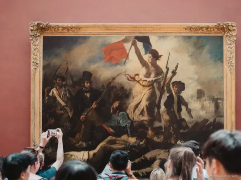 Visiteurs photographiant La Liberté guidant le peuple de Delacroix, chef-d'œuvre de la visite avec billets musée du Louvre