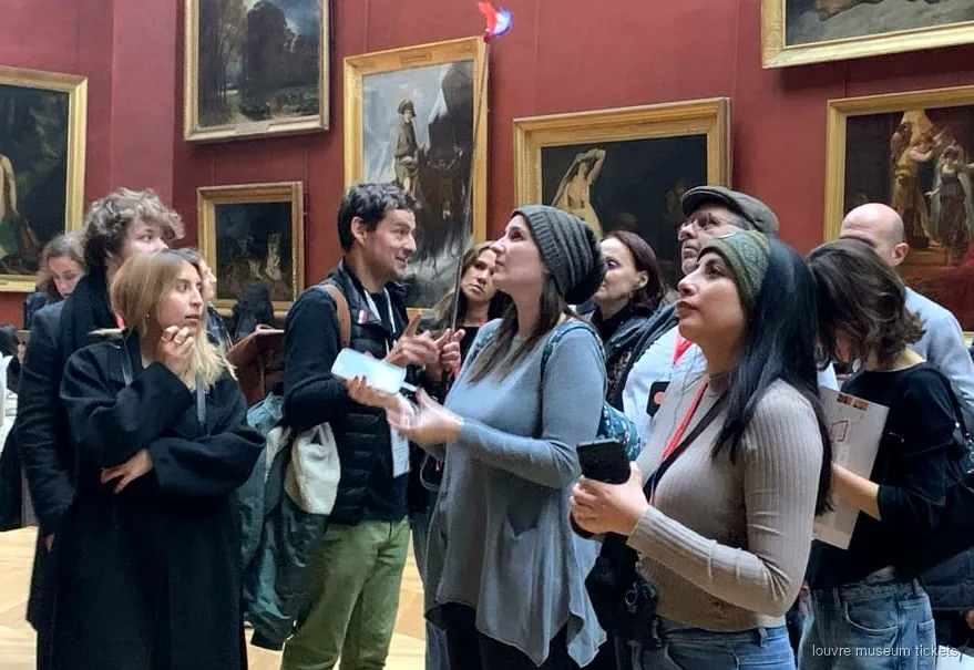 Petit groupe de six personnes lors d'une visite guidée du musée du Louvre près de la Vénus de Milo