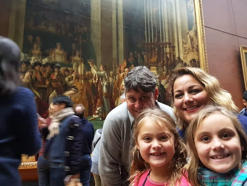 Guide de visite privée en famille montrant des chefs-d'œuvre du musée du Louvre à des enfants et des parents